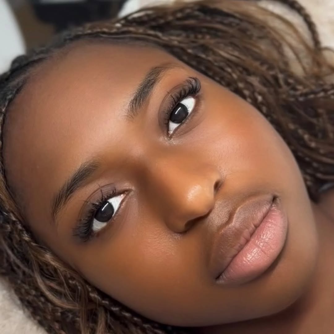 Lifted lash detail